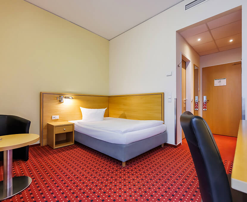 businesszimmer-einzelbett-airporthotel-adlershof